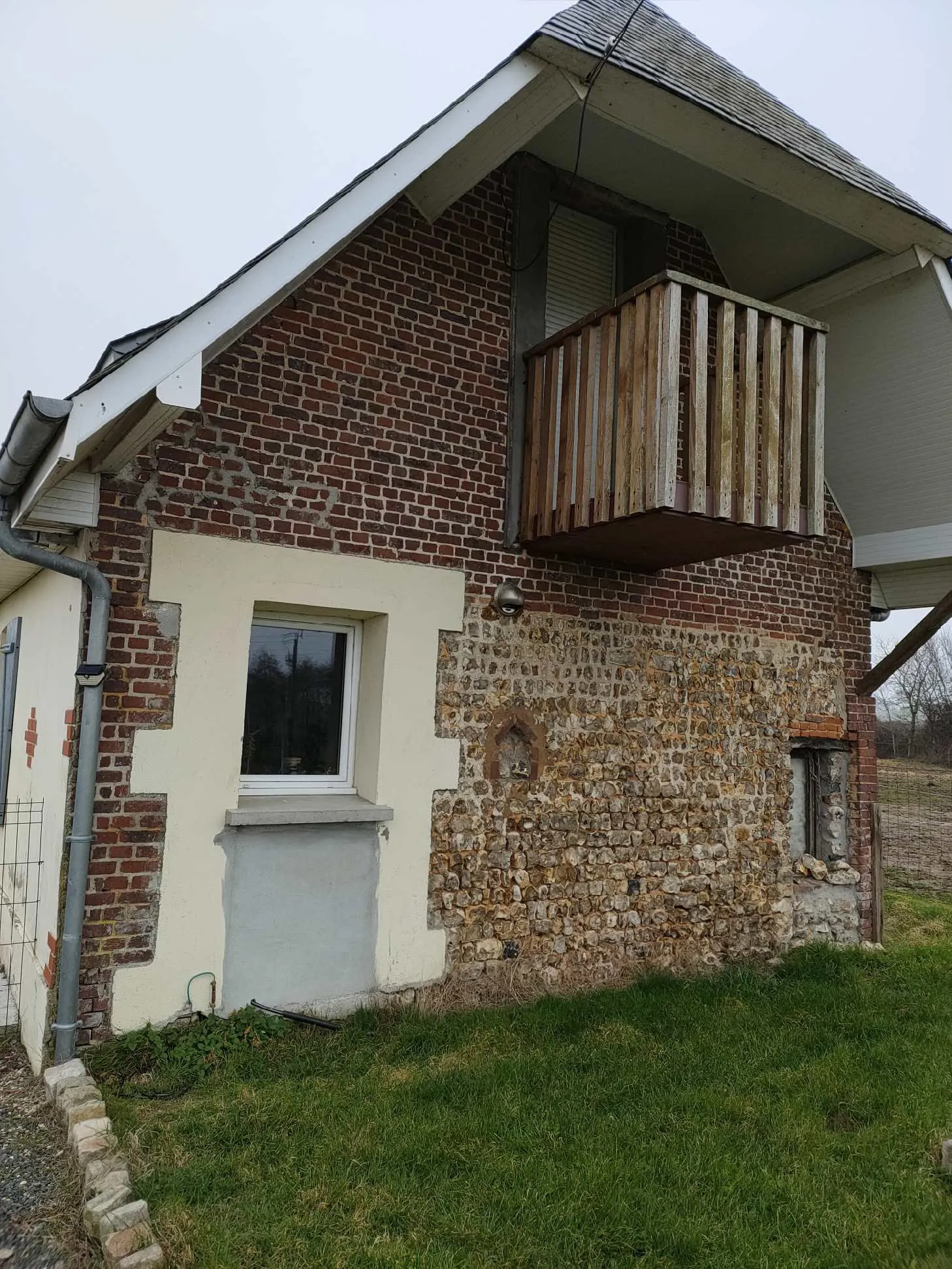 Re-novation+d-un+pignon+briques+et+silex-1920w